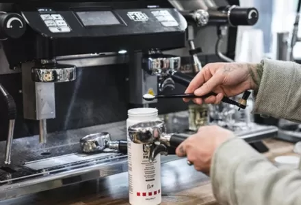 Como o controle de pressão melhora o desempenho de máquinas de café industriais